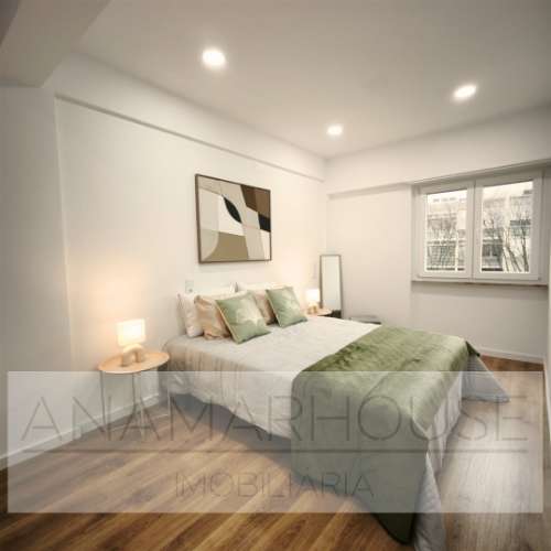 T3 Totalmente Remodelado com Home Staging | Varanda 10m² | Excelente Luminosidade-Benfica-Lisboa