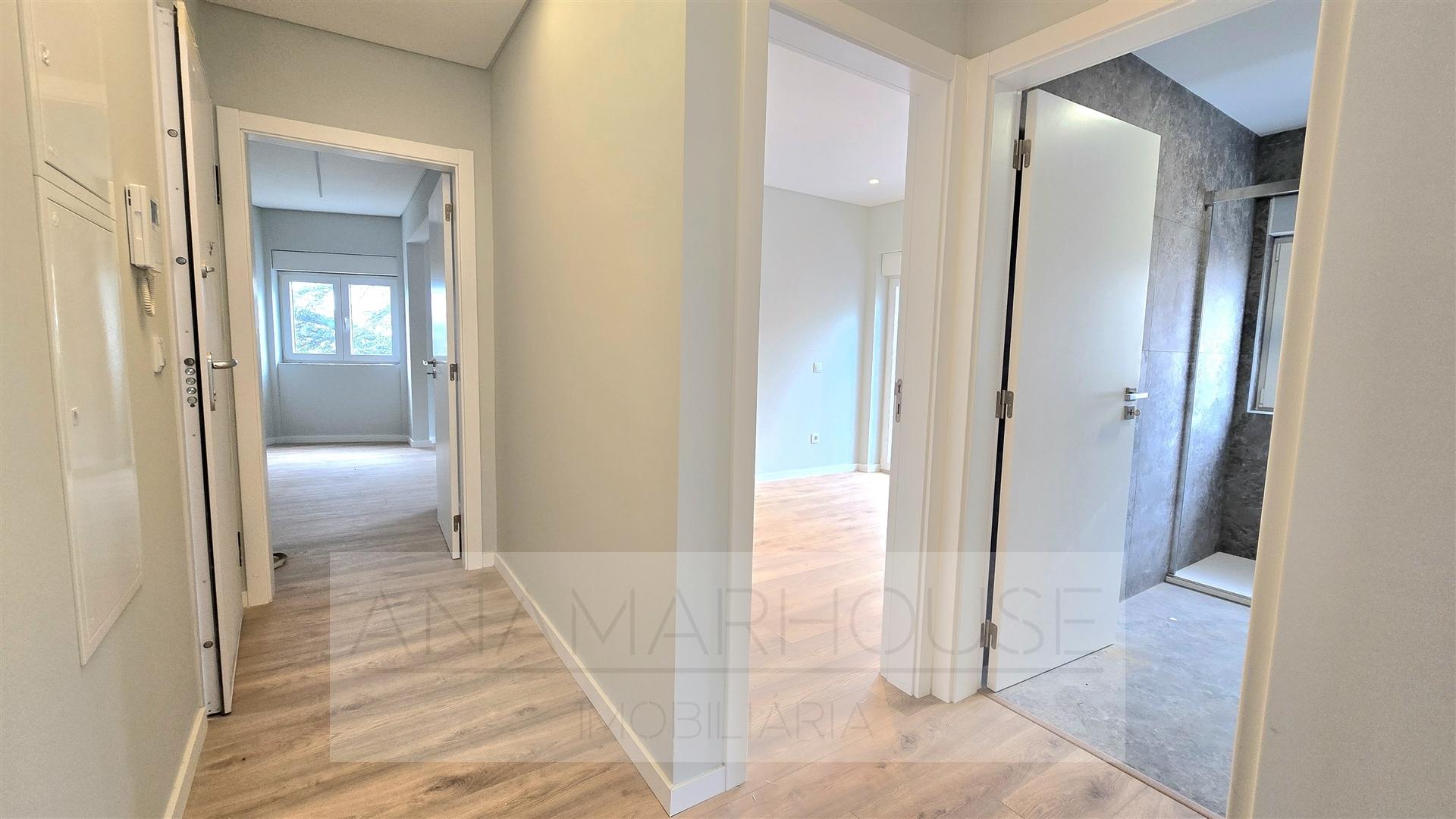 T2 remodelado em prédio com várias frações para venda na Mina de água, Amadora