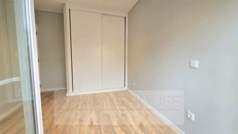 T2 remodelado em prédio com várias frações para venda na Mina de água, Amadora