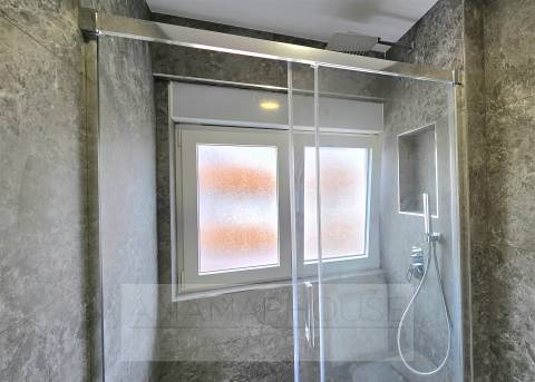 T2 remodelado em prédio com várias frações para venda na Mina de água, Amadora