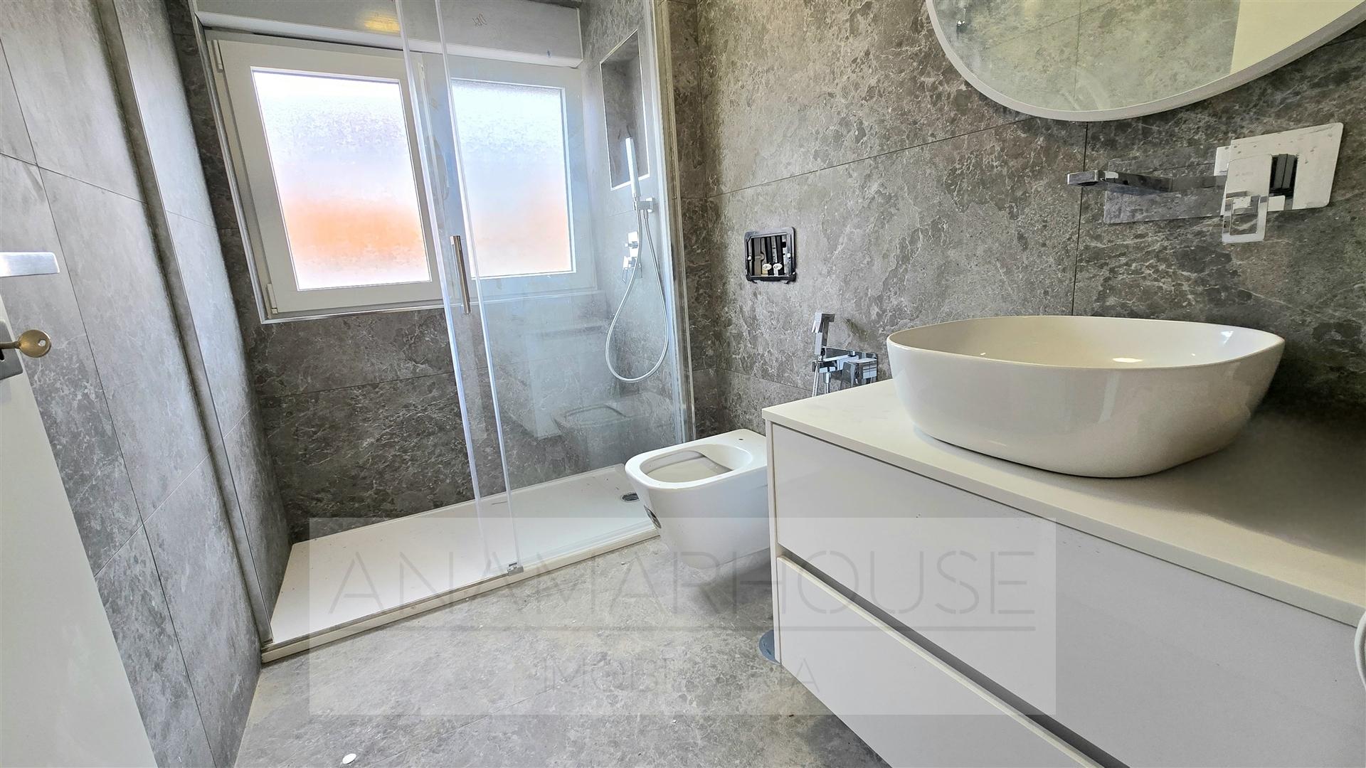 T2 remodelado em prédio com várias frações para venda na Mina de água, Amadora