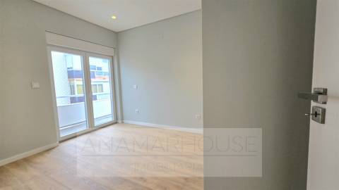 T2 remodelado em prédio com várias frações para venda na Mina de água, Amadora