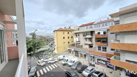 T2 remodelado em prédio com várias frações para venda na Mina de água, Amadora