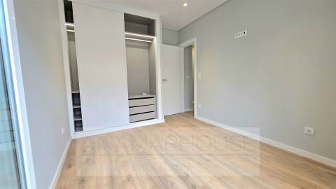 T2 remodelado em prédio com várias frações para venda na Mina de água, Amadora