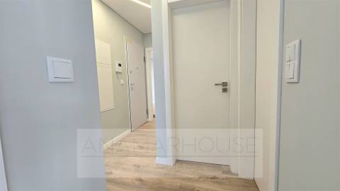 T2 remodelado em prédio com várias frações para venda na Mina de água, Amadora