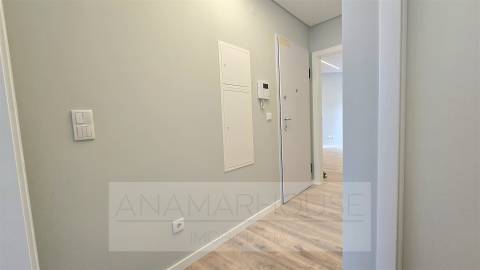 T2 remodelado em prédio com várias frações para venda na Mina de água, Amadora