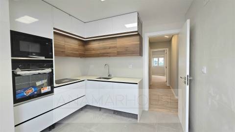 T2 remodelado em prédio com várias frações para venda na Mina de água, Amadora