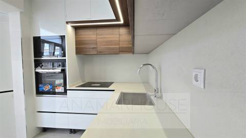 T2 remodelado em prédio com várias frações para venda na Mina de água, Amadora