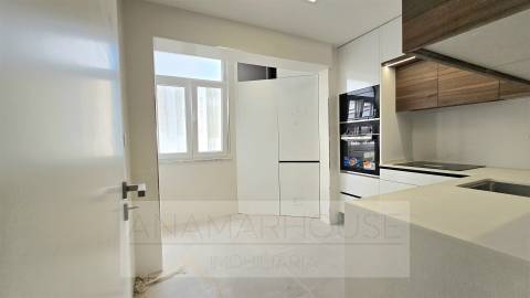 T2 remodelado em prédio com várias frações para venda na Mina de água, Amadora