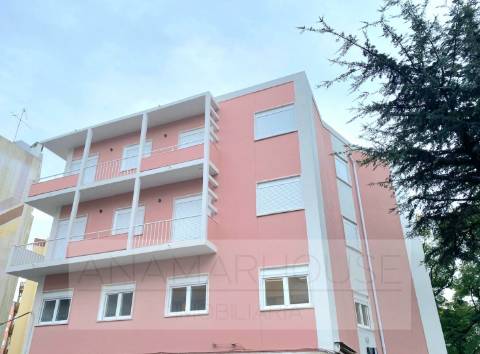 T2 remodelado em prédio com várias frações para venda na Mina de água, Amadora