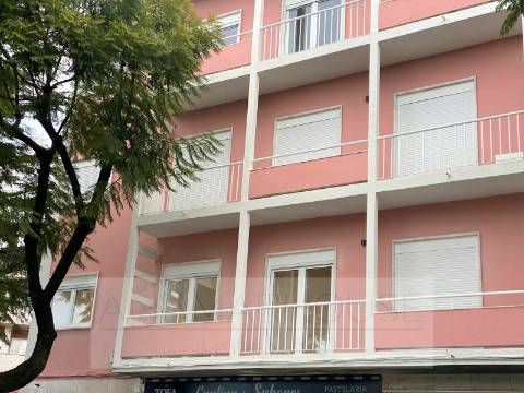 T2 remodelado em prédio com várias frações para venda na Mina de água, Amadora