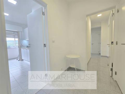 T2 Remodelado com Varanda de 18m² e Vista Monsanto | São Domingos de Benfica