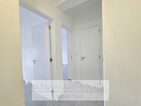 T2 Remodelado com Varanda de 18m² e Vista Monsanto | São Domingos de Benfica