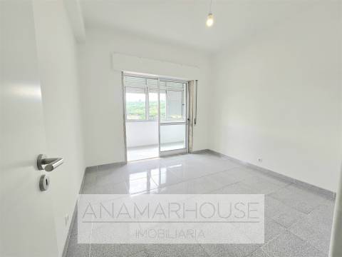 T2 Remodelado com Varanda de 18m² e Vista Monsanto | São Domingos de Benfica