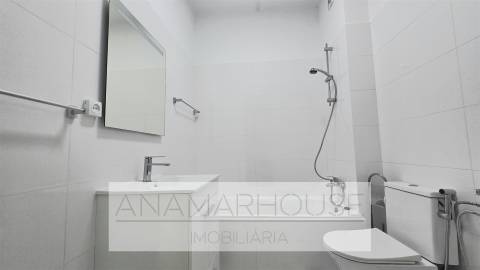 T2 Remodelado com Varanda de 18m² e Vista Monsanto | São Domingos de Benfica