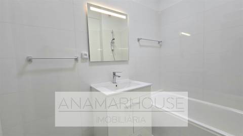 T2 Remodelado com Varanda de 18m² e Vista Monsanto | São Domingos de Benfica