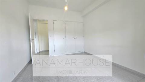 T2 Remodelado com Varanda de 18m² e Vista Monsanto | São Domingos de Benfica