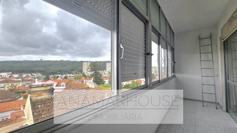 T2 Remodelado com Varanda de 18m² e Vista Monsanto | São Domingos de Benfica