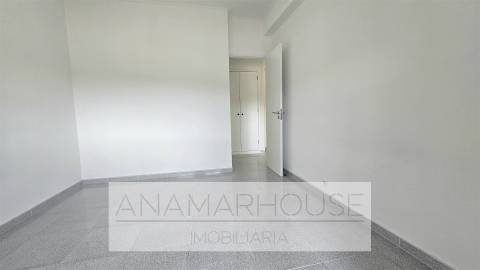 T2 Remodelado com Varanda de 18m² e Vista Monsanto | São Domingos de Benfica