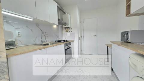 T2 Remodelado com Varanda de 18m² e Vista Monsanto | São Domingos de Benfica