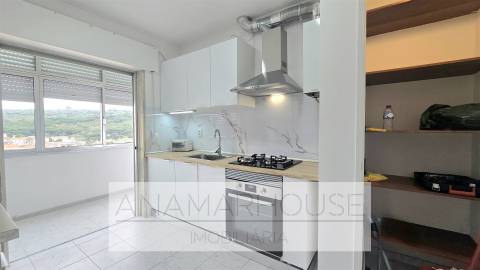 T2 Remodelado com Varanda de 18m² e Vista Monsanto | São Domingos de Benfica