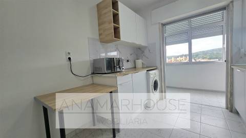 T2 Remodelado com Varanda de 18m² e Vista Monsanto | São Domingos de Benfica