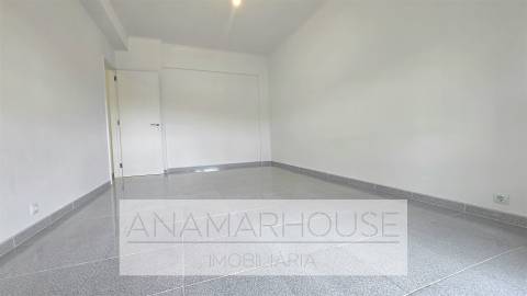 T2 Remodelado com Varanda de 18m² e Vista Monsanto | São Domingos de Benfica