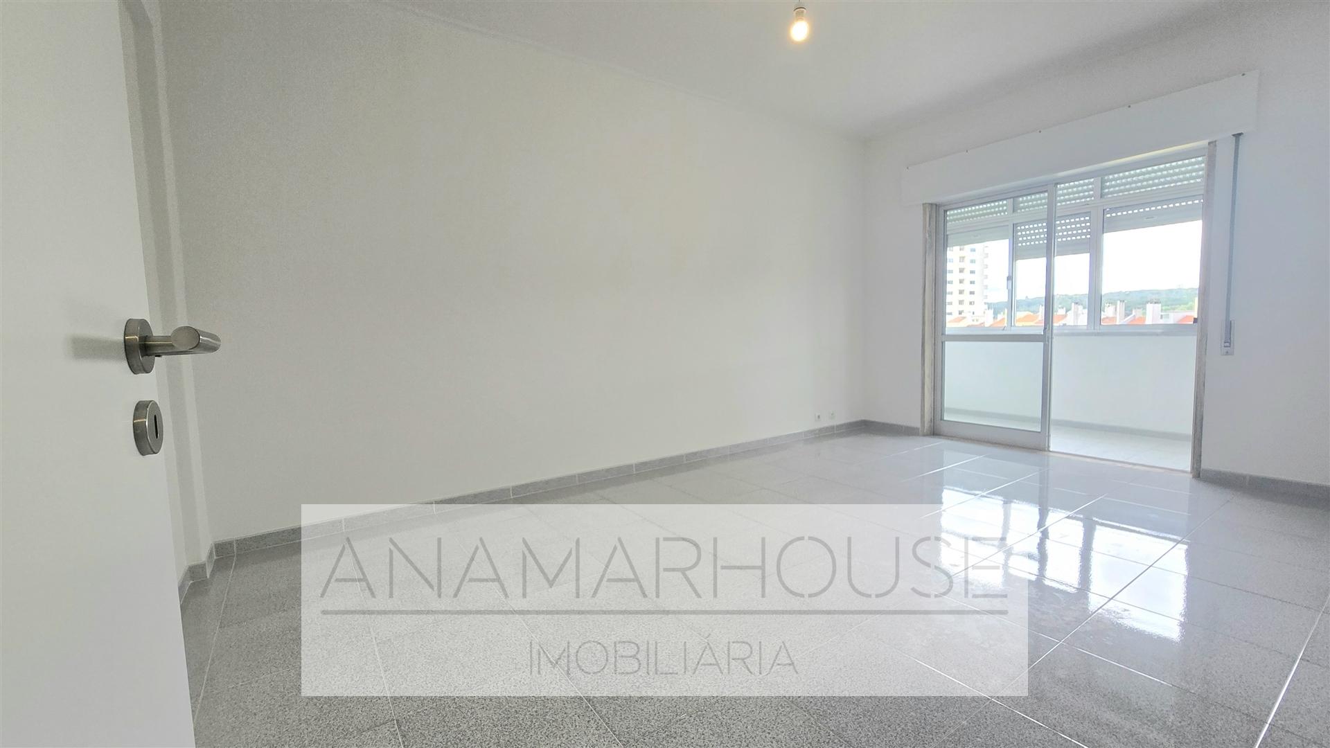 T2 Remodelado com Varanda de 18m² e Vista Monsanto | São Domingos de Benfica