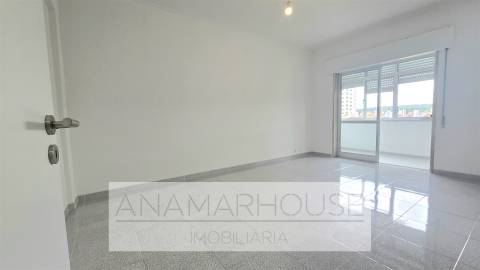 T2 Remodelado com Varanda de 18m² e Vista Monsanto | São Domingos de Benfica