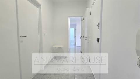 T2 Remodelado com Varanda de 18m² e Vista Monsanto | São Domingos de Benfica