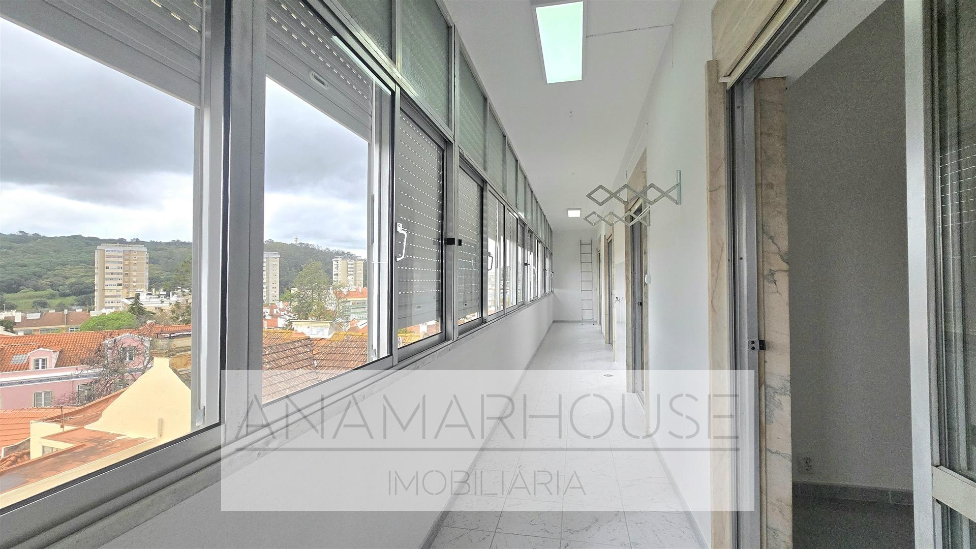 T2 Remodelado com Varanda de 18m² e Vista Monsanto | São Domingos de Benfica