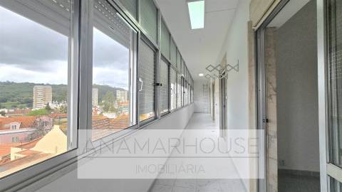 T2 Remodelado com Varanda de 18m² e Vista Monsanto | São Domingos de Benfica