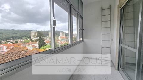 T2 Remodelado com Varanda de 18m² e Vista Monsanto | São Domingos de Benfica