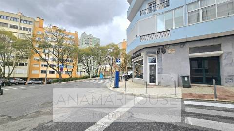 T2 Remodelado com Varanda de 18m² e Vista Monsanto | São Domingos de Benfica