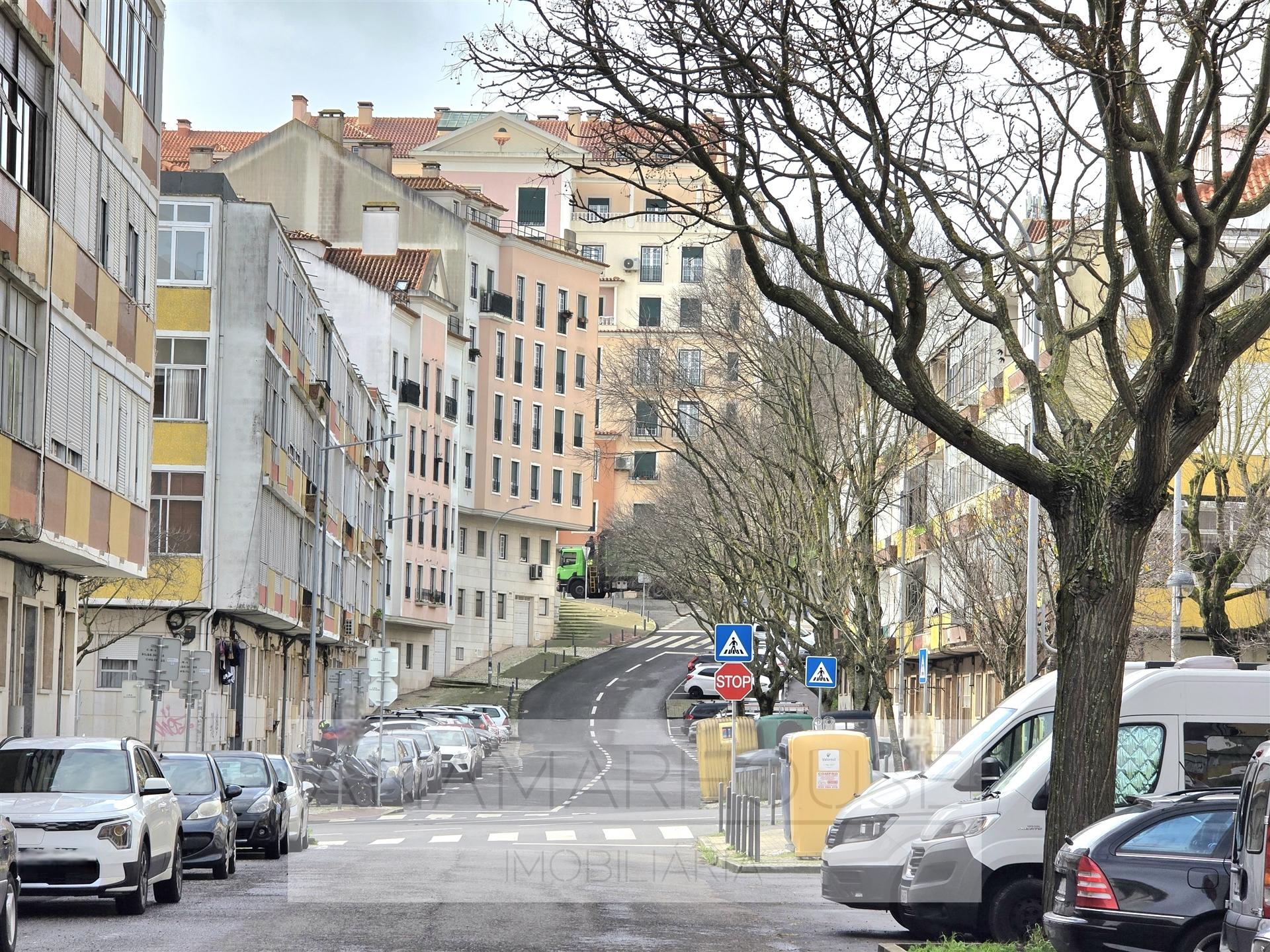 T2 remodelado com duas varandas e dois wcs, próximo á Urbanização do Neudel, Amadora