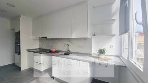 T2 remodelado com duas varandas e dois wcs, próximo á Urbanização do Neudel, Amadora