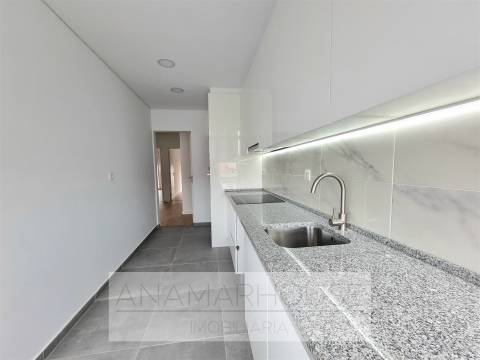 T2 remodelado com duas varandas e dois wcs, próximo á Urbanização do Neudel, Amadora