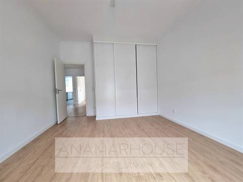 T2 remodelado com duas varandas e dois wcs, próximo á Urbanização do Neudel, Amadora