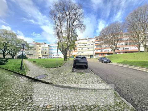 T2 remodelado com duas varandas e dois wcs, próximo á Urbanização do Neudel, Amadora