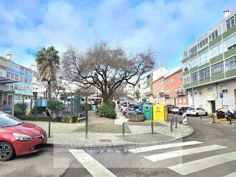 T2 remodelado com duas varandas e dois wcs, próximo á Urbanização do Neudel, Amadora