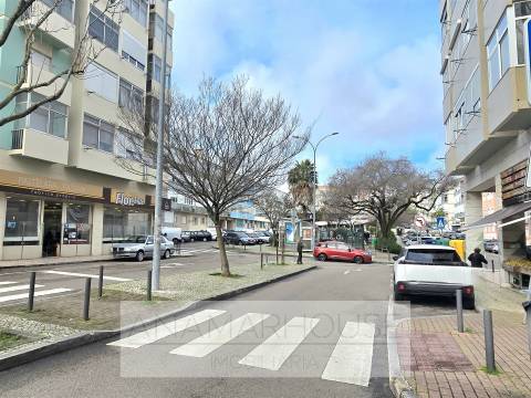 T2 remodelado com duas varandas e dois wcs, próximo á Urbanização do Neudel, Amadora