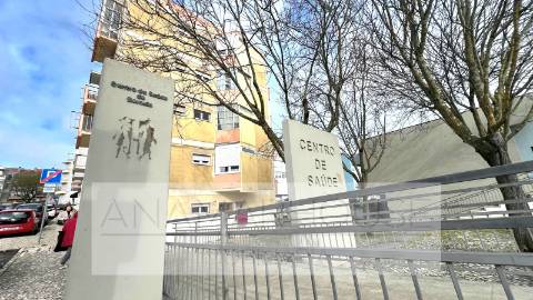 T2 remodelado com duas varandas e dois wcs, próximo á Urbanização do Neudel, Amadora