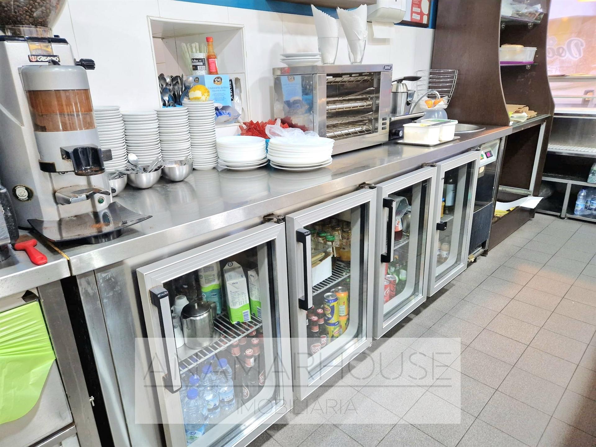 Pastelaria com 290m² em Queluz | Excelente Localização | Trespasse 75.000€