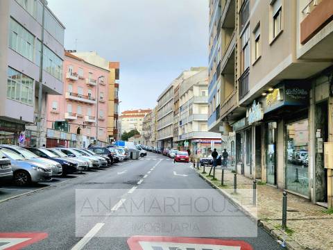 Pastelaria com 290m² em Queluz | Excelente Localização | Trespasse 75.000€