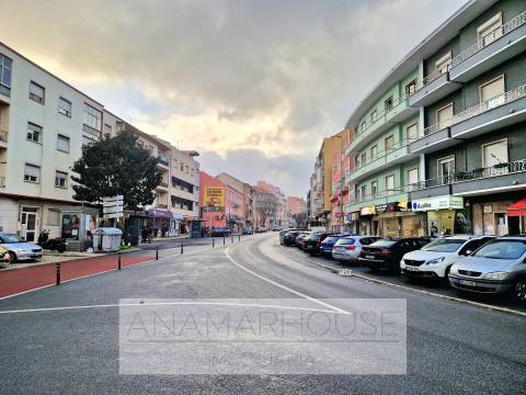 Pastelaria com 290m² em Queluz | Excelente Localização | Trespasse 75.000€