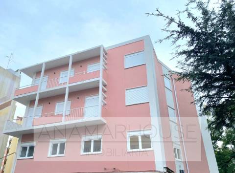 Pastelaria com esplanada junto à estação da Amadora | Investimento Garantido