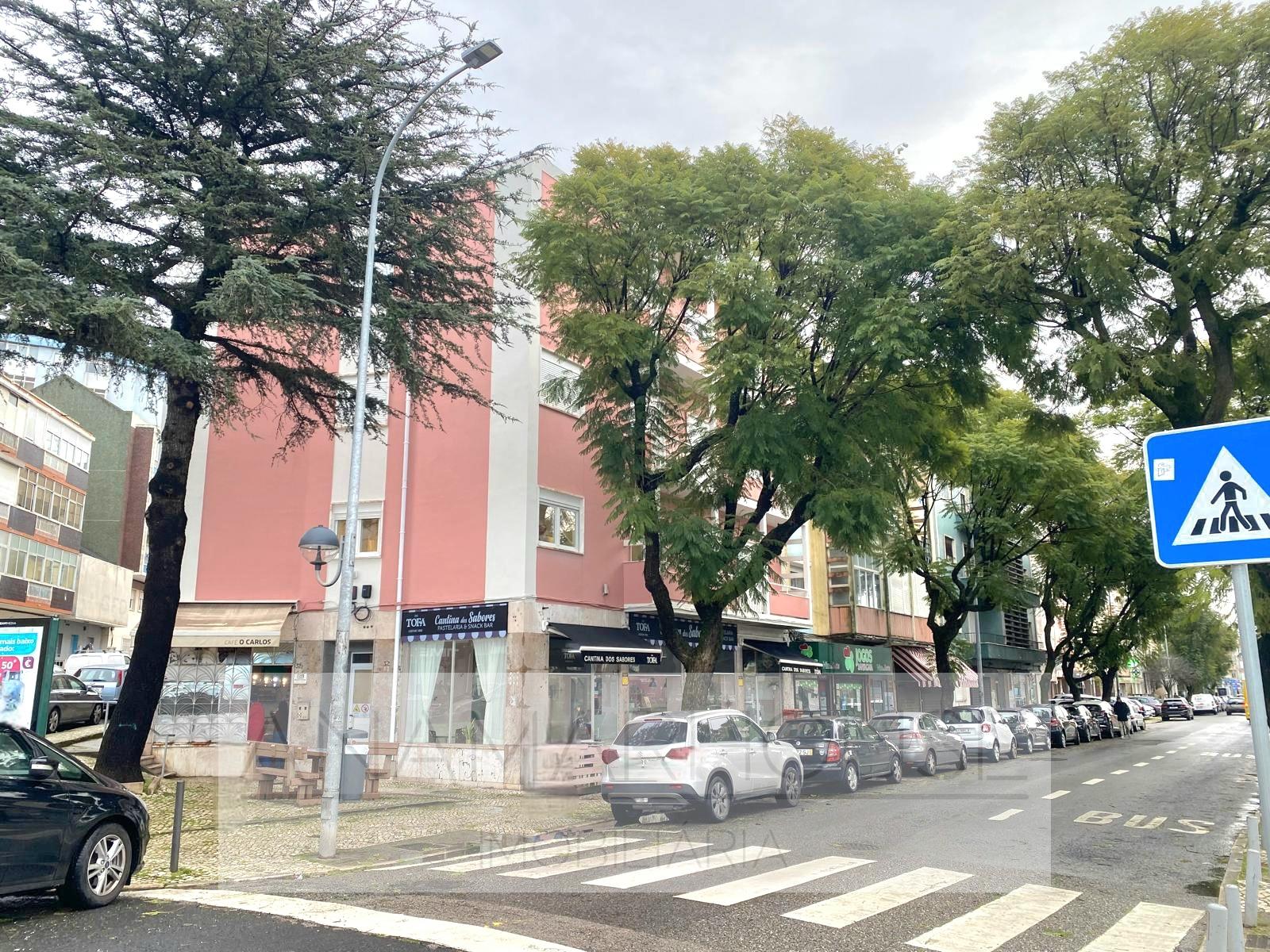 Pastelaria com esplanada junto à estação da Amadora | Investimento Garantido
