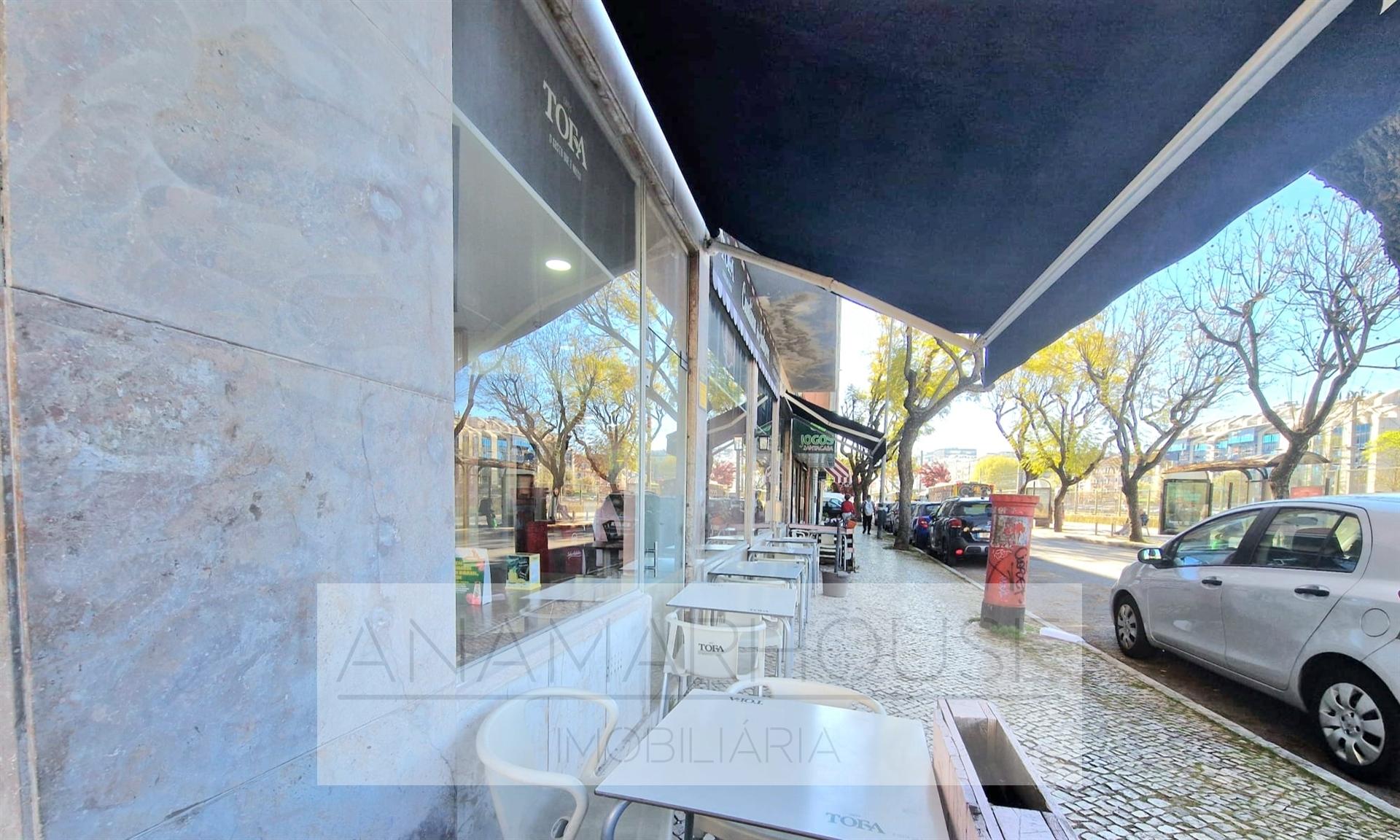 Pastelaria com esplanada junto à estação da Amadora | Investimento Garantido
