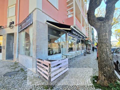 Pastelaria com esplanada junto à estação da Amadora | Investimento Garantido