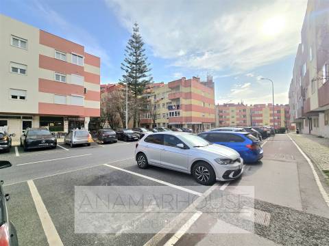 T3 Remodelado no Borel, Amadora,Ideal para Famílias, Jardins e campo de ténis.